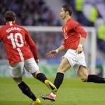 Cristiano Ronaldo (kanan) merayakan golnya ke gawang FC Porto sekaligus membuat Manchester United unggul 1-0 di babak pertama leg kedua perempat final Liga Champions, Kamis (16/4) dini hari. (kompas.com)