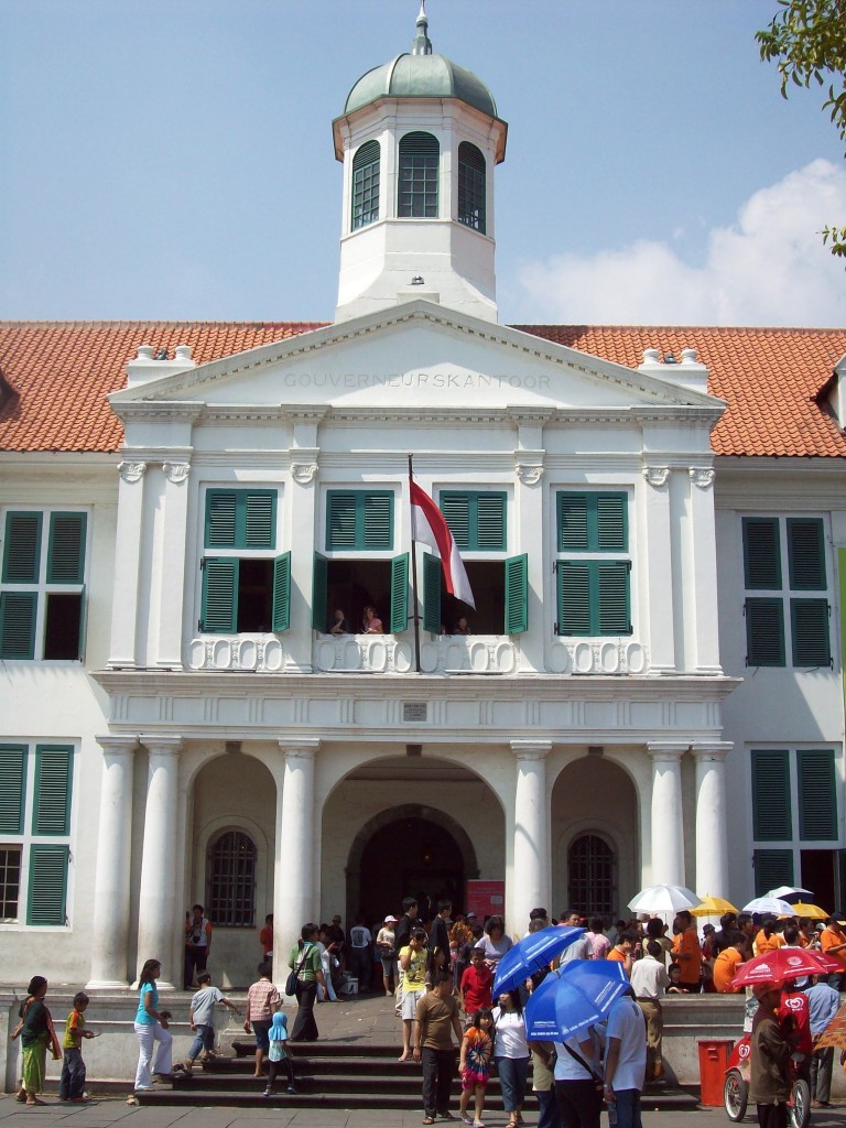 Museum Fatahillah - Pintu masuk museum Fatahillah yang ramai dikunjungi wisatawan