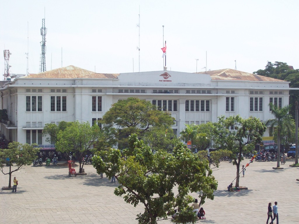 Kantor Pos - Berdiri tepat didepan museum fatahillah